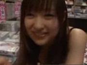 「周防ゆきこ、アダルトビデオ店で店長とパコパコ」のキャプチャー画像