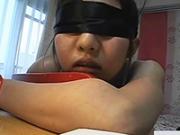 「拘束され目隠しをされオマンコを責められ続けるロリっと可愛いい女子中●生」のキャプチャー画像