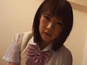 「女子校生のかわいい彼女を制服着衣のままハメ撮りする彼氏」のキャプチャー画像